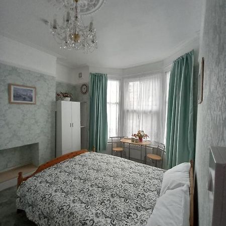 Mari London Holiday Room Ilford Bagian luar foto