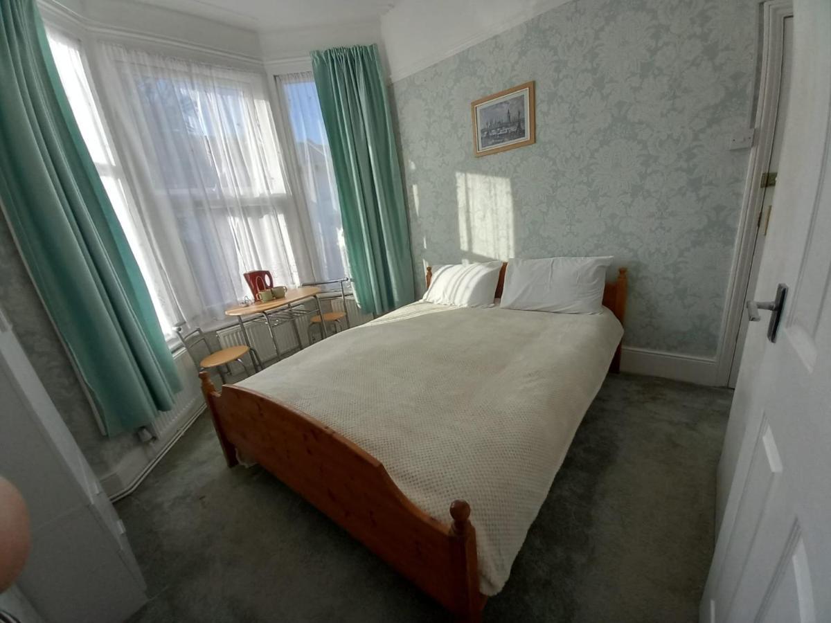 Mari London Holiday Room Ilford Bagian luar foto