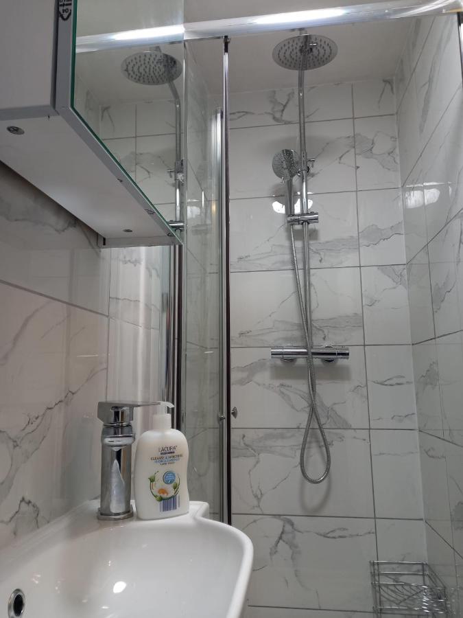 Mari London Holiday Room Ilford Bagian luar foto