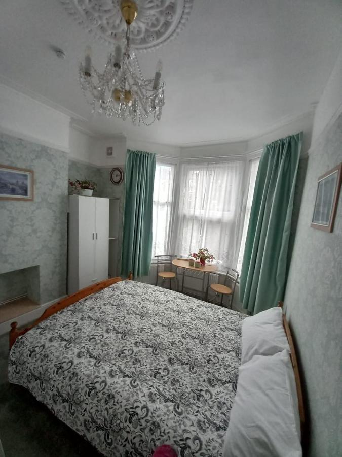 Mari London Holiday Room Ilford Bagian luar foto