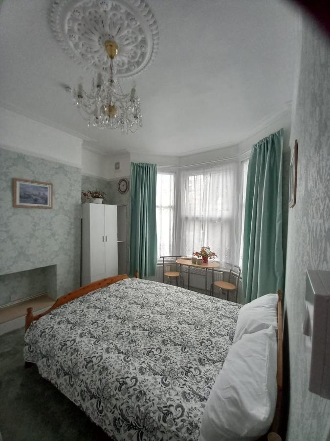 Mari London Holiday Room Ilford Bagian luar foto