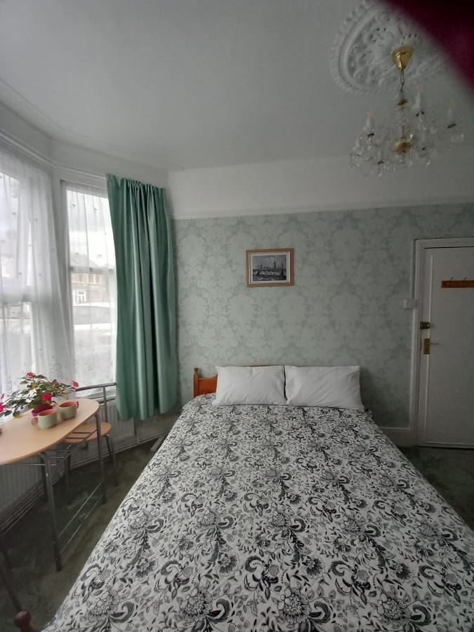 Mari London Holiday Room Ilford Bagian luar foto