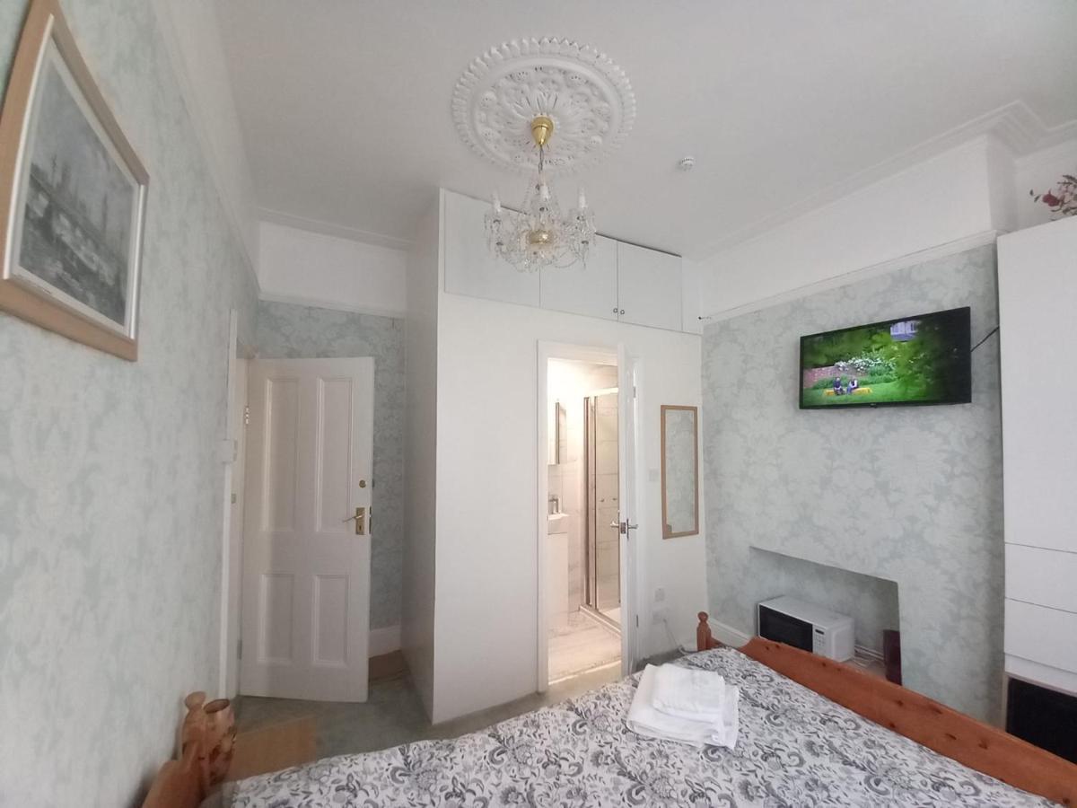 Mari London Holiday Room Ilford Bagian luar foto