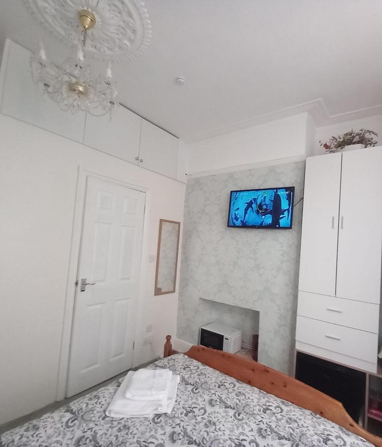 Mari London Holiday Room Ilford Bagian luar foto