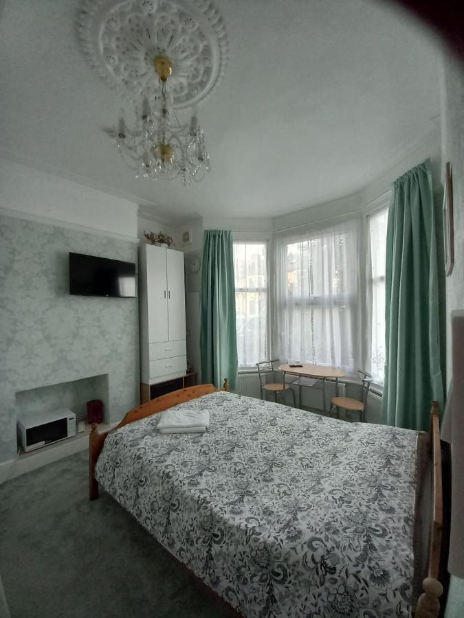 Mari London Holiday Room Ilford Bagian luar foto